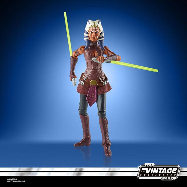 Vue rapprochée de la tête et des détails du visage d'Ahsoka Tano figurine vintage 9,5 cm en PVC