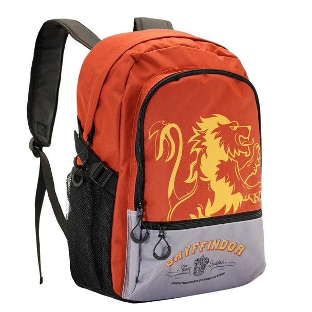 Détail des poches frontales et des sangles rembourrées du sac Gryffindor