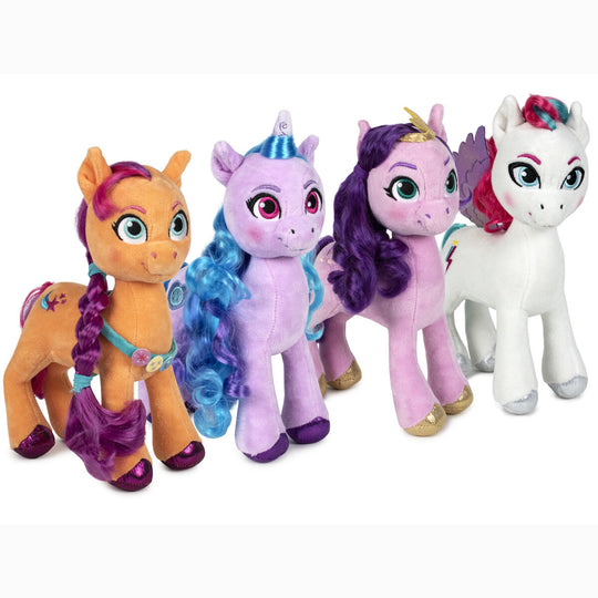 Peluches My Little Pony Creageek Multivers de 25cm en différents modèles colorés posées côte à côte sur fond blanc