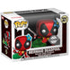 Zoom sur le détail de la figurine Funko POP Deadpool sirène avec couleurs vives.
