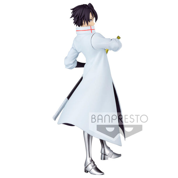 Vue latérale de la figurine Hinata Sakaguchi montrant la posture dynamique et les accessoires