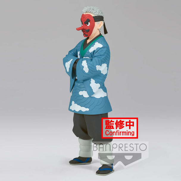 Profil gauche de la figurine Sakonji Urokodaki Demon Slayer montrant les textures du vêtement