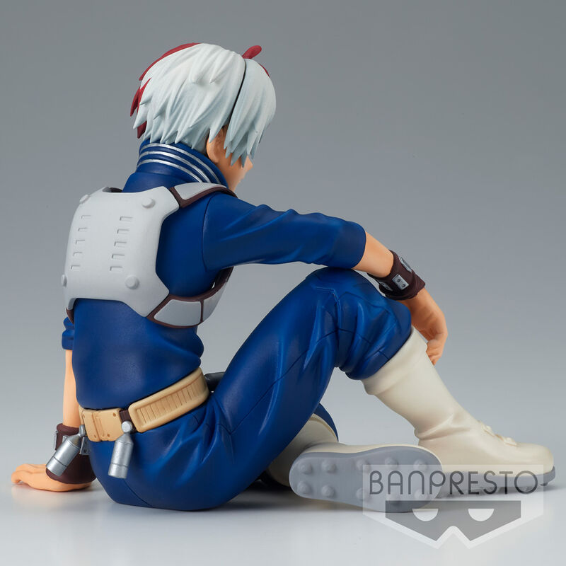 Vue arrière de la figurine Shoto montrant les détails du costume et la posture dynamique