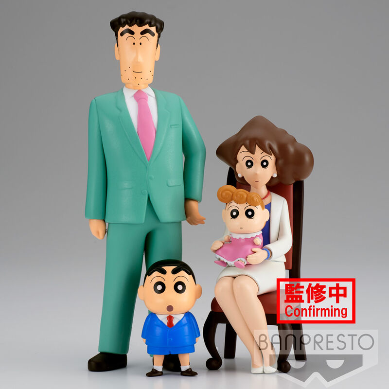 Figurine Crayon Shinchan Nohara Family Photo exposée sur un socle avec éclairage naturel