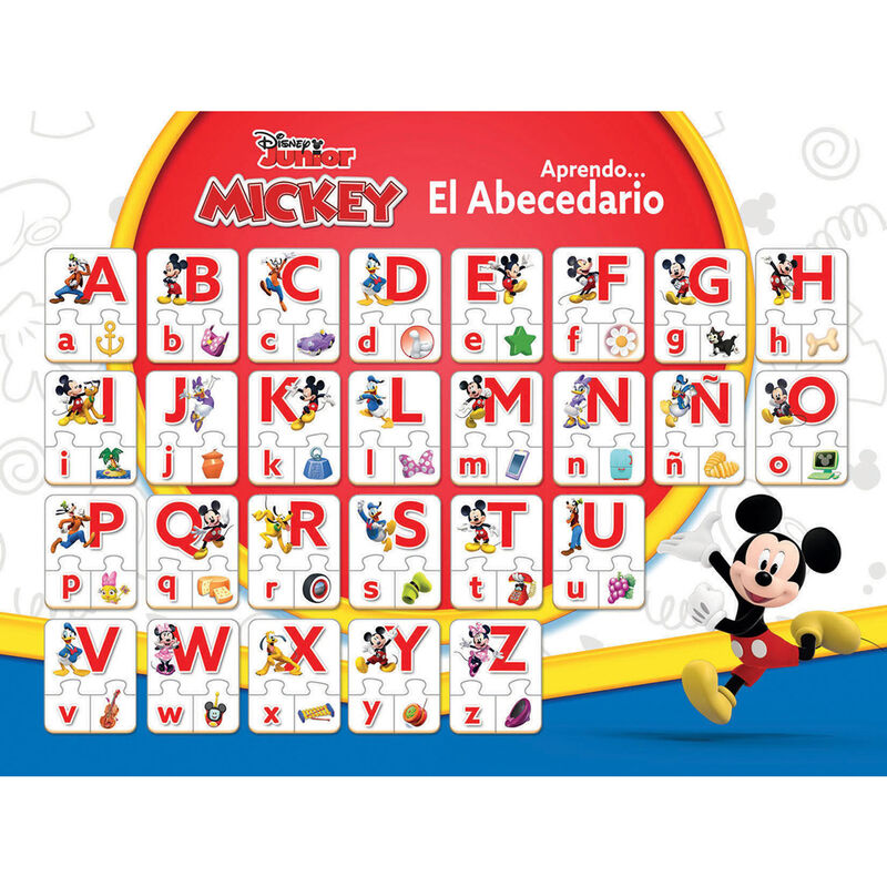 Enfant jouant avec le jeu d'association des lettres majuscules et minuscules Disney Mickey