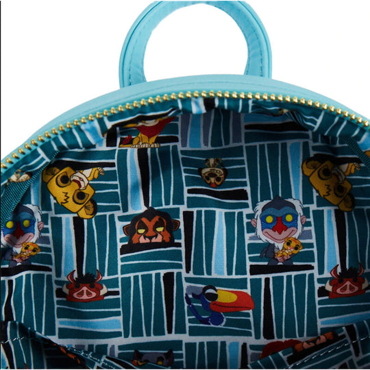 Sac à dos Loungefly Le Roi Lion Rock porté par un modèle en extérieur