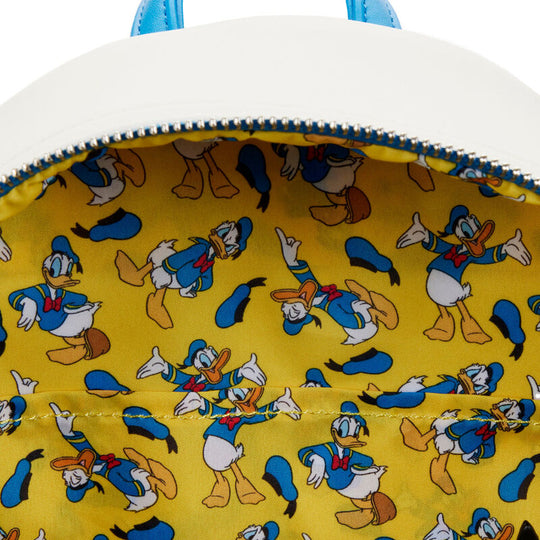 Zoom sur l'appliqué et l'impression du personnage Donald Duck sur le sac à dos Loungefly
