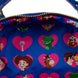 Détail du charm émaillé représentant Woody accroché à la fermeture éclair du sac à dos
