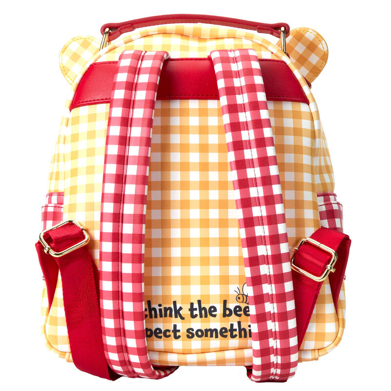 Sac à dos Loungefly Winnie l'Ourson porté en situation, style décontracté Disney