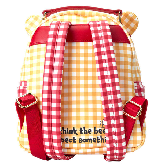 Sac à dos Loungefly Winnie l'Ourson porté en situation, style décontracté Disney