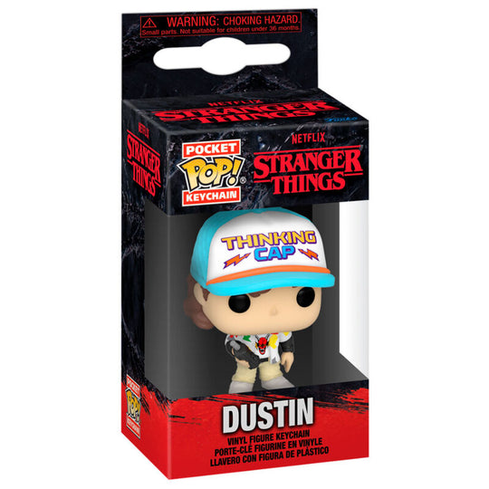Zoom sur la figurine Dustin du porte-clés Funko montrant ses vêtements et coiffure caractéristiques