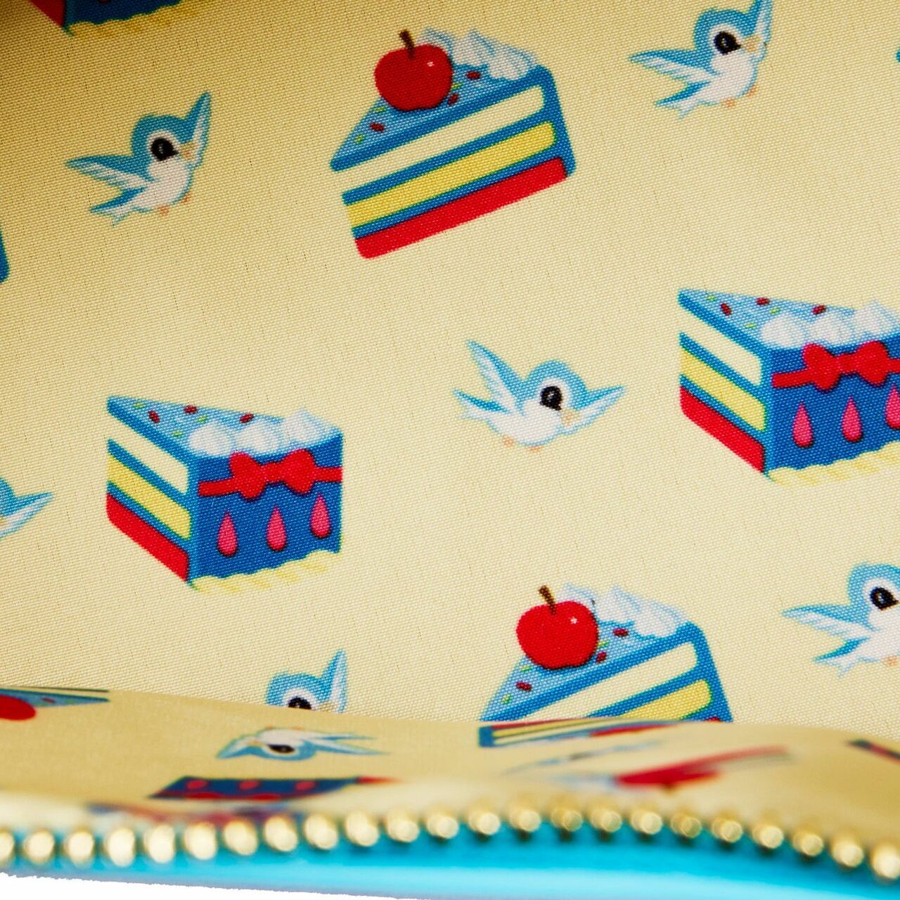 Photo du sac Loungefly Disney Blanche-Neige porté sur l'épaule, montrant sa taille compacte