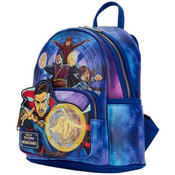 Zoom sur le logo officiel Marvel et les détails du sac à dos Loungefly Doctor Strange 26cm
