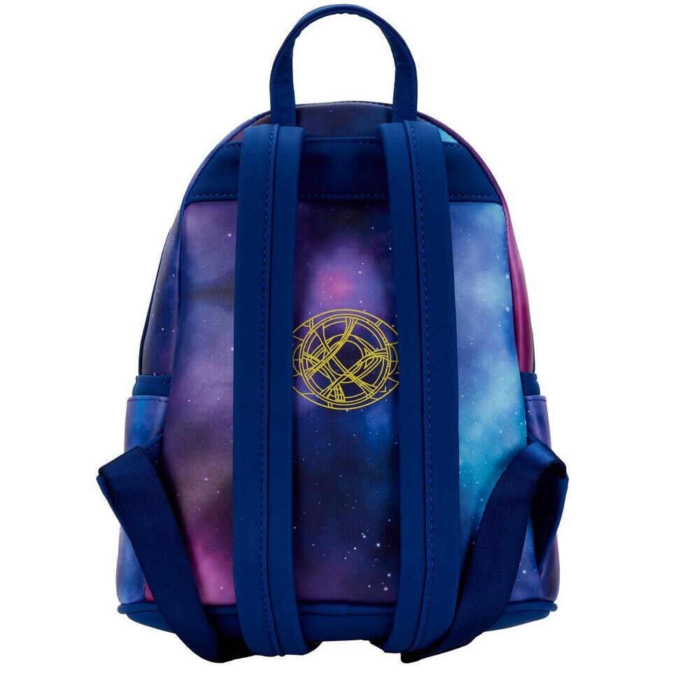 Sac à dos Loungefly Marvel porté en situation urbaine, mettant en valeur son style unique et compact