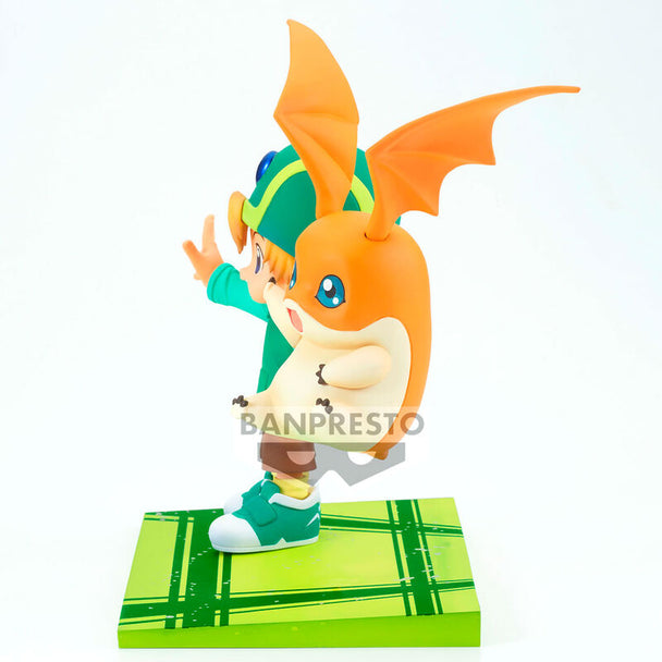 Vue rapprochée sur le visage expressif de Takeru dans la figurine BANPRESTO