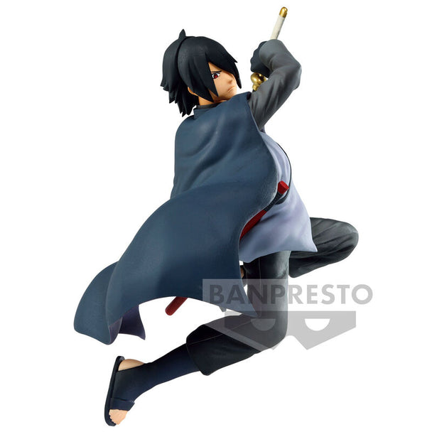 Profil gauche de la figurine Sasuke Uchiha montrant les traits précis et la posture dynamique