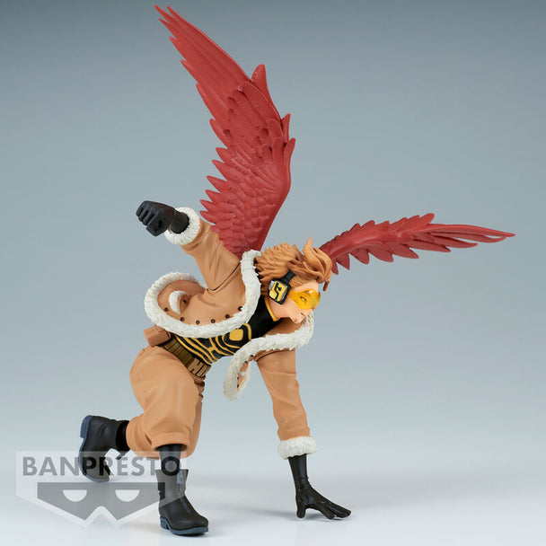 Profil latéral de la figurine Hawks The Amazing Heroes vol.19 montrant son costume rouge vif