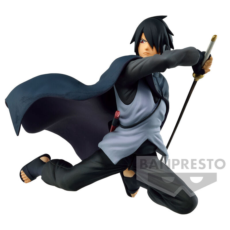 Vue arrière de la figurine Sasuke mettant en avant la cape noire et les détails du dos