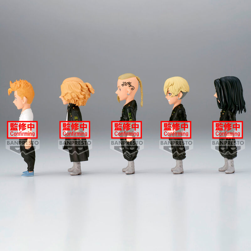 Figurine Tokyo Revengers posée sur un support, vue en plongée