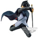 Gros plan sur le visage de la figurine Uchiha Sasuke avec expression déterminée et yeux Sharingan
