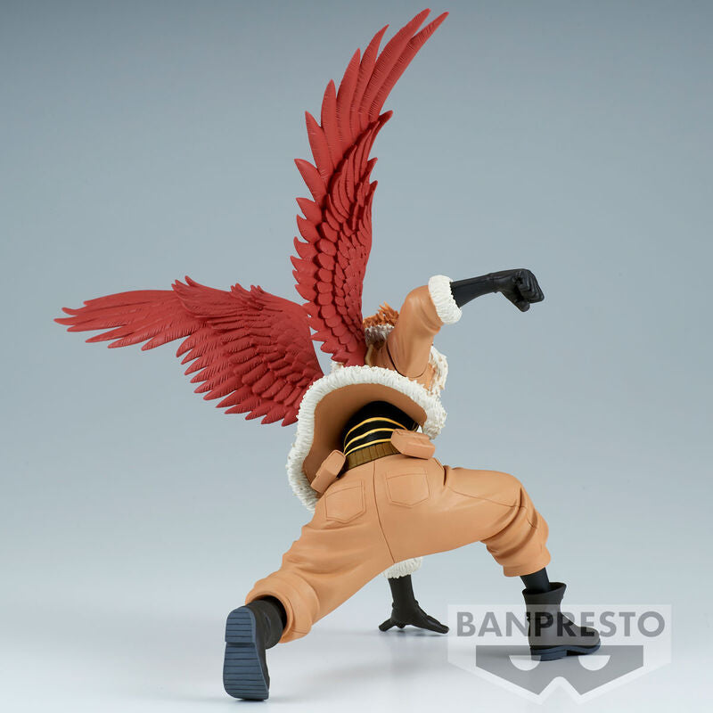 Zoom sur le visage expressif de la figurine Hawks My Hero Academia avec finition soignée