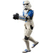 Figurine Stormtrooper Commander Star Wars en position d'action sur fond neutre, mettant en valeur l'articulation