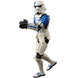 Figurine Stormtrooper Commander Star Wars en position d'action sur fond neutre, mettant en valeur l'articulation