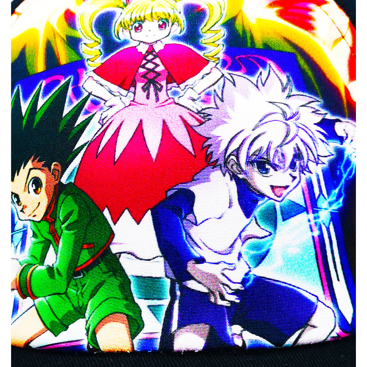 Casquette Hunter X Hunter posée sur un support, mettant en valeur son design et sa qualité
