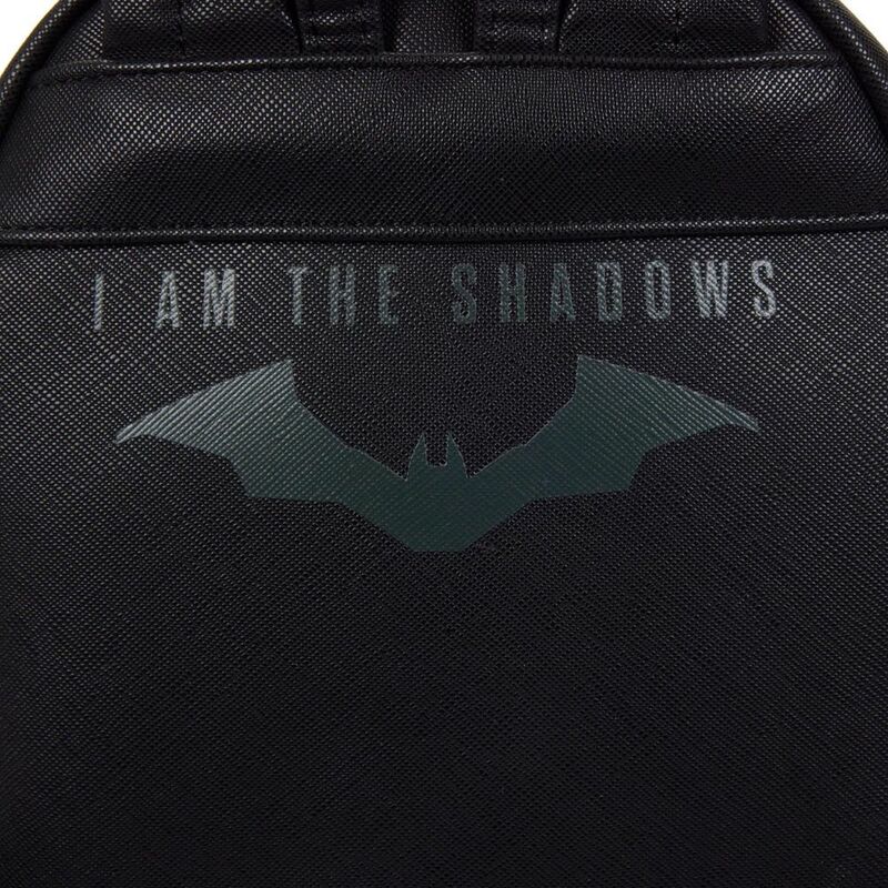 Sac à dos Loungefly DC Comics Batman porté en situation de cosplay urbain