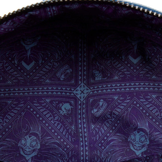 Présentation du sac à dos Loungefly Disney The Emperor's New Groove posé sur un fond neutre pour mise en valeur