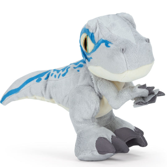 Peluche Jurassic World 25cm tenue dans les mains d’un enfant souriant