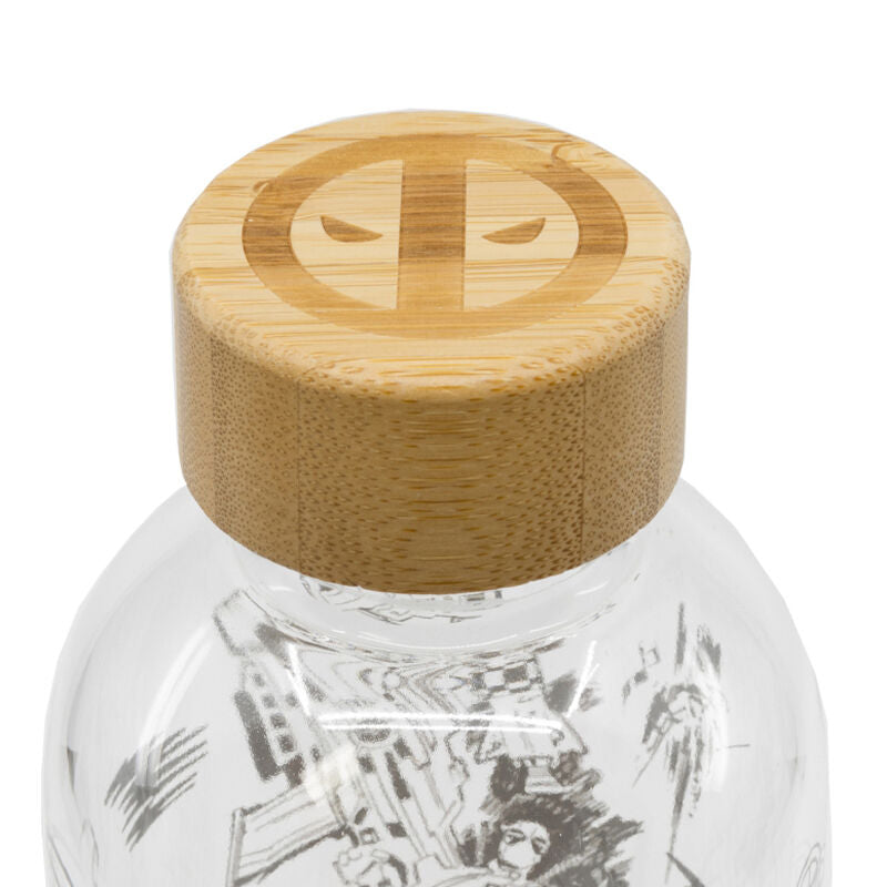 Bouteille Deadpool Marvel 1030ml STOR en verre borosilicate montrant sa transparence et robustesse