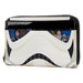 Détail de la fermeture éclair gunmetal avec charm en émail représentant un élément Star Wars sur le portefeuille Loungefly