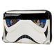 Détail de la fermeture éclair gunmetal avec charm en émail représentant un élément Star Wars sur le portefeuille Loungefly