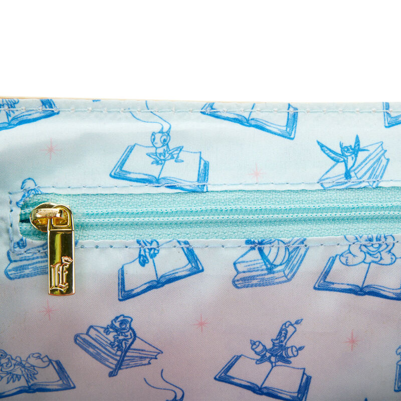 Gros plan sur les détails embossés et imprimés représentant les Princesses Disney sur le sac