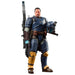 Vue rapprochée de la tête détaillée de la figurine The Mandalorian par HASBRO