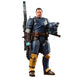 Vue rapprochée de la tête détaillée de la figurine The Mandalorian par HASBRO