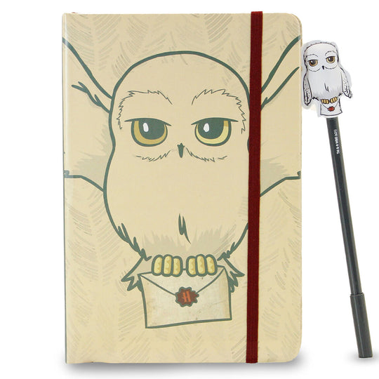 Stylo Harry Potter Hedwig posé à côté du journal dans la boîte cadeau