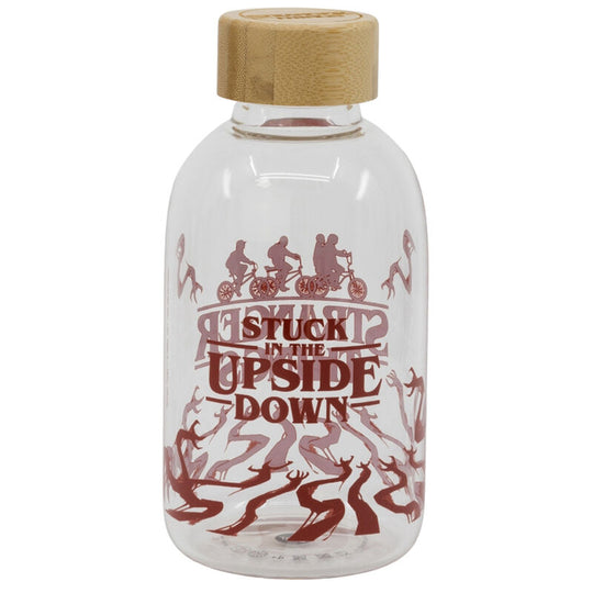 Design de la bouteille avec personnages de la série Stranger Things imprimés sur le verre
