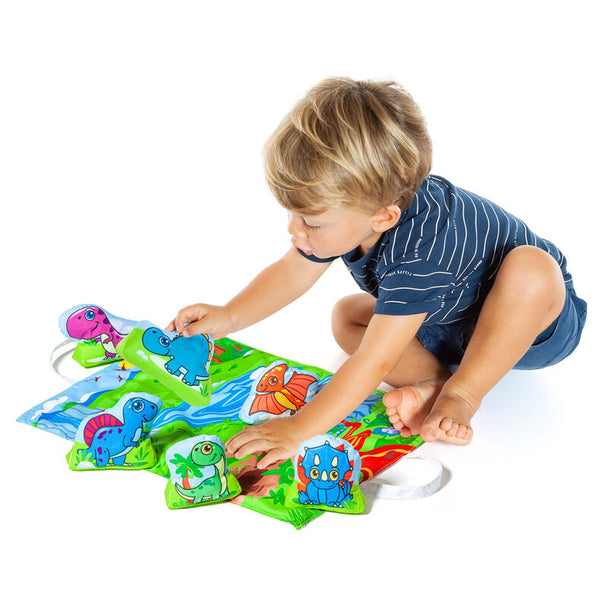 Enfant jouant avec la tapisserie Dino MOLTO et ses figurines de dinosaures variés