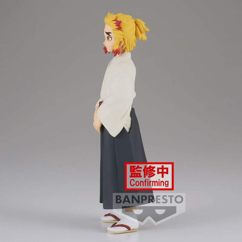 Plan rapproché sur le visage expressif de la figurine Senjuro Rengoku
