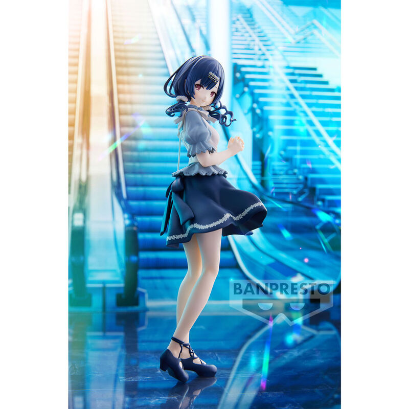 Figurine Rinze Morino posée sur son socle avec éclairage mettant en valeur les finitions
