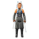 Figurine Ahsoka Tano articulée posée avec accessoires sur fond neutre, édition HASBRO 9,5cm