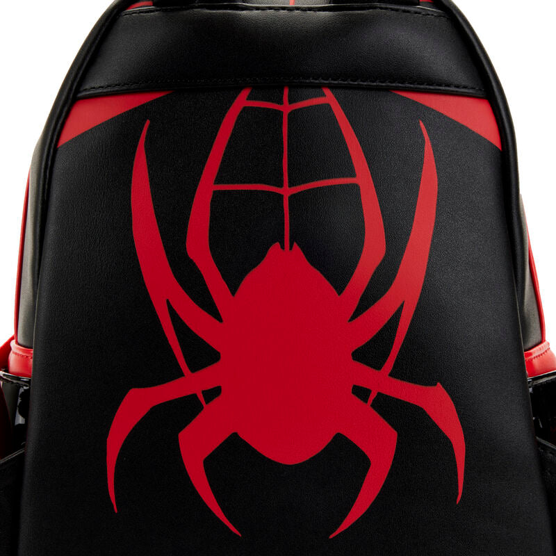 Image du sac à dos Loungefly Spider-Man Miles Morales posé sur fond clair mettant en valeur ses dimensions compactes