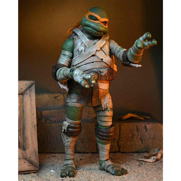 Vue de face de la figurine NECA Michelangelo Momie avec bandelettes et expression dynamique