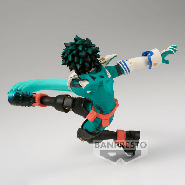 Gros plan sur la figurine Izuku Midoriya montrant les traits du visage et la tenue de héros verte