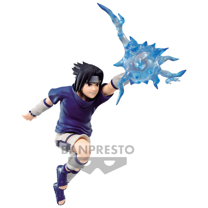 Vue arrière montrant la cape et les détails du costume de Sasuke Uchiha