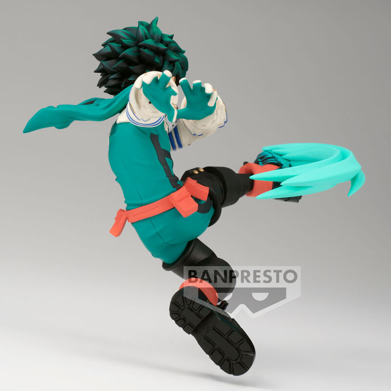 Vue arrière de la figurine Izuku Midoriya BANPRESTO mettant en avant les détails de la cape et du costume