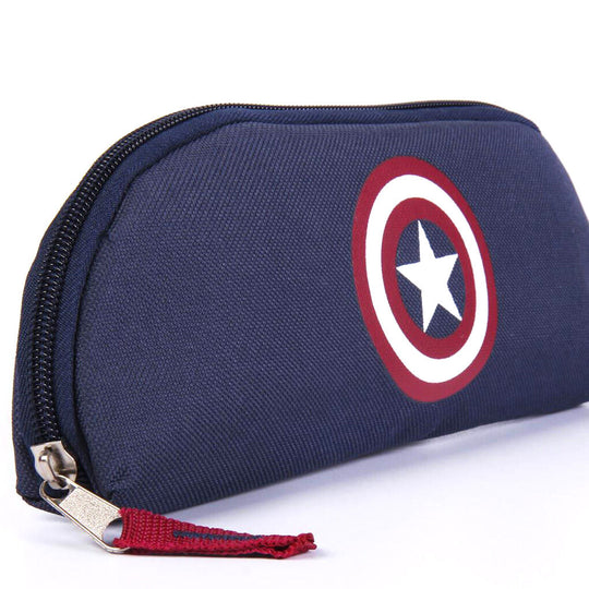Zoom sur la fermeture éclair robuste et les détails du design Marvel Avengers sur la trousse