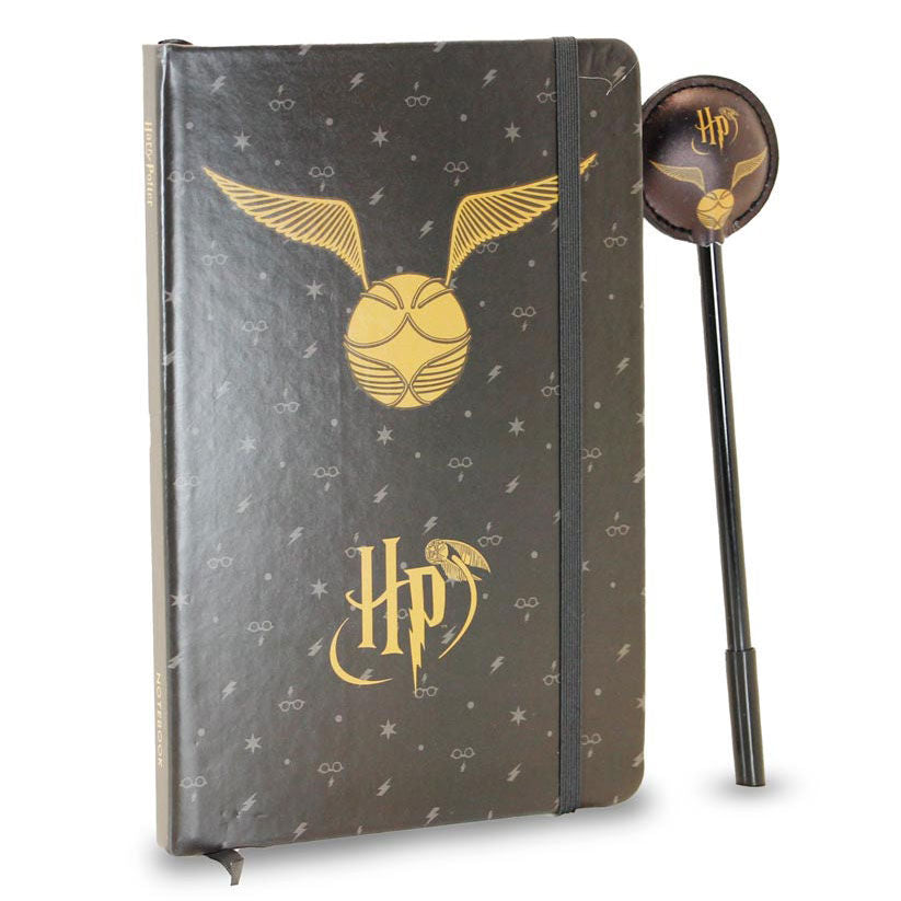Ensemble complet du coffret Harry Potter Wings incluant carnet fermé et stylo posé à côté
